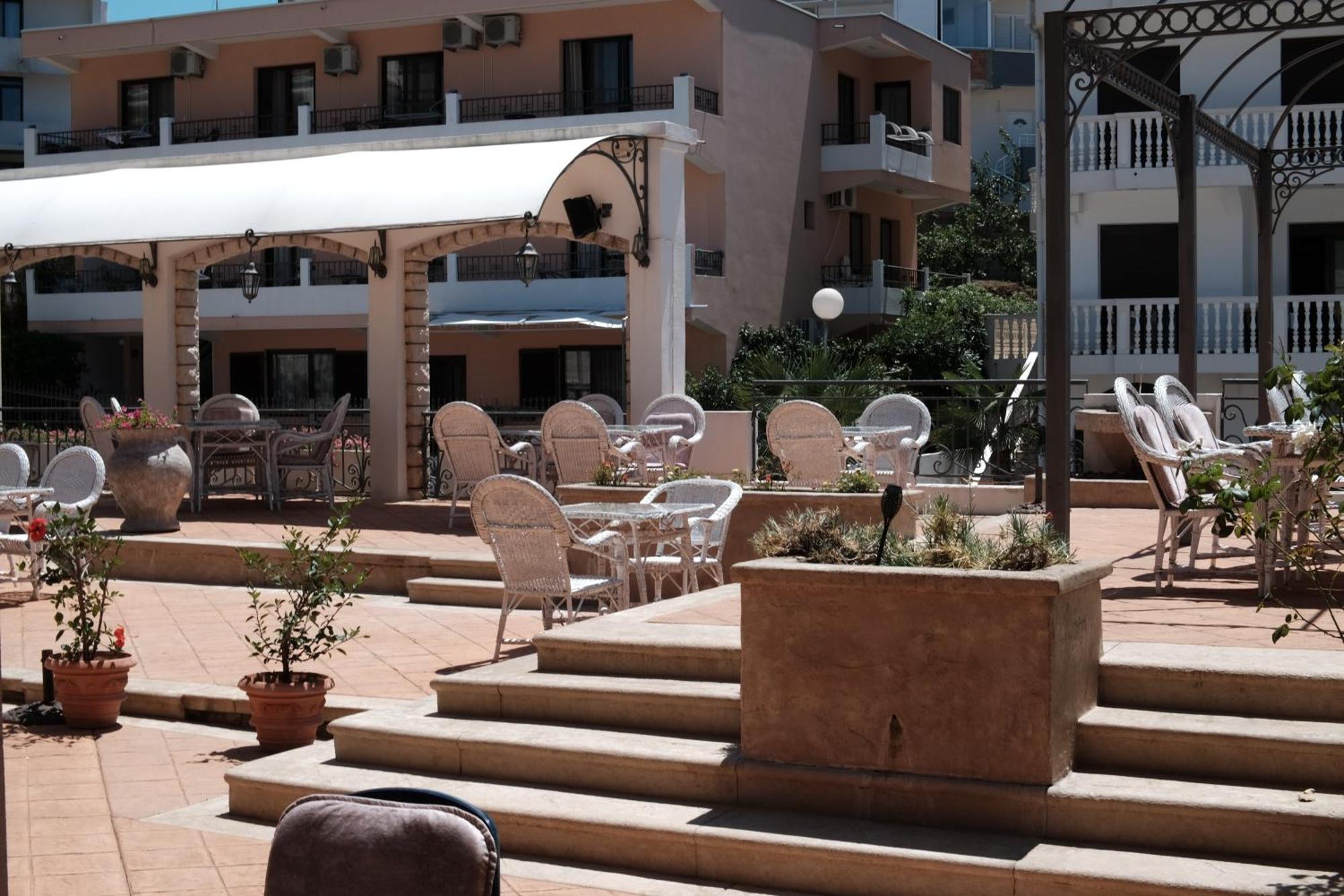 Hotel Kleopatra Улцинь Екстер'єр фото